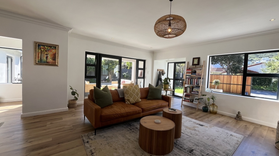 5 Bedroom Property for Sale in Clovelly Western Cape